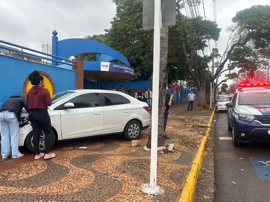 Carro atinge calçada em frente à Escola Municipal Elpídio Reis, na Avenida Afonso Pena, em Campo Grande; motorista perdeu o controle ao trafegar no sentido Leste-Oeste da via.