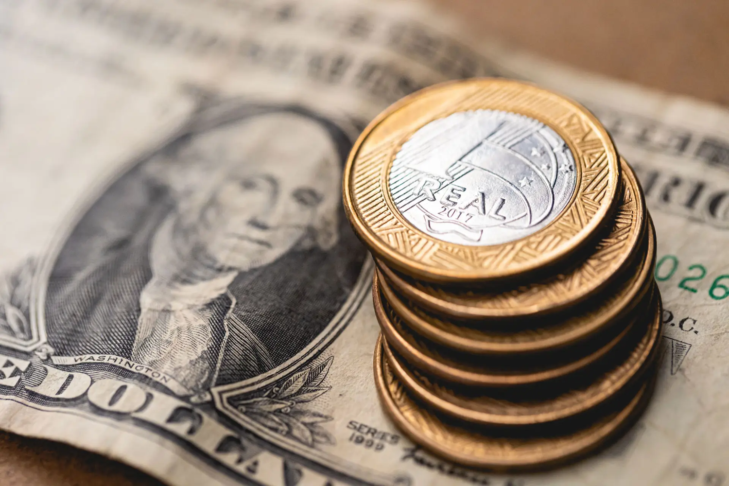 Déficit em conta corrente do Brasil supera US$ 73 bi e tende a seguir maior que entrada de investimentos.