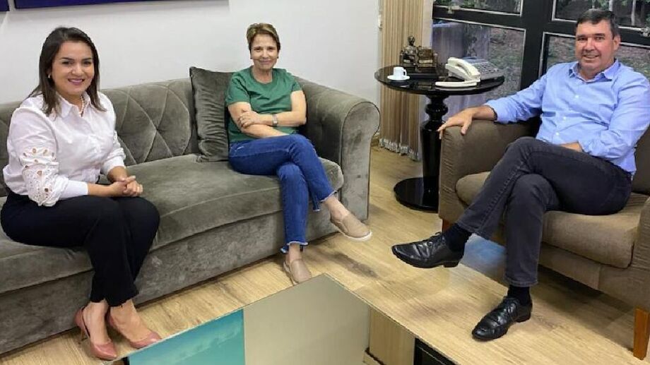 A prefeita de Campo Grande, Adriane Lopes (PP), a senadora Tereza Cristina (PP-MS) e o governador Eduardo Riedel (então no PSDB) em reunião anterior; imagem usada apenas para ilustrar a aliança política.