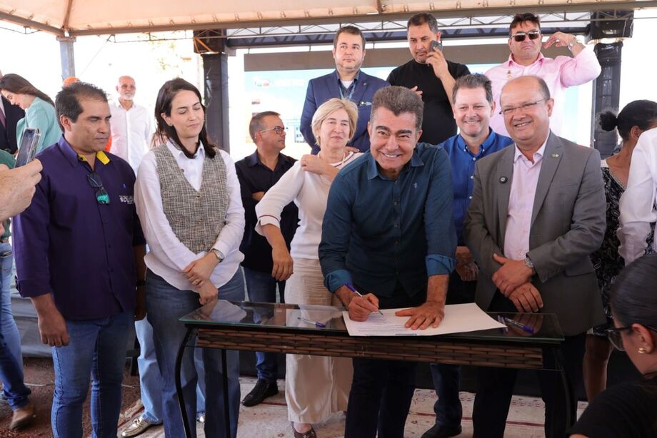 Marçal durante assinatura do lançamento de 198 moradias populares através do Fundo de Arrendamento Residencial (FAR).