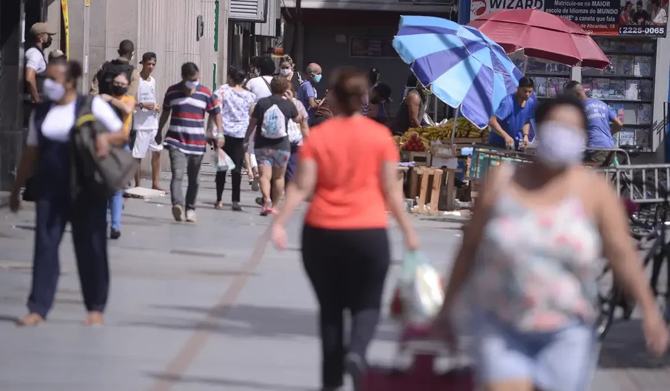 Brasil tem 100 mulheres para cada 95 homens, aponta estudo do IBGE.