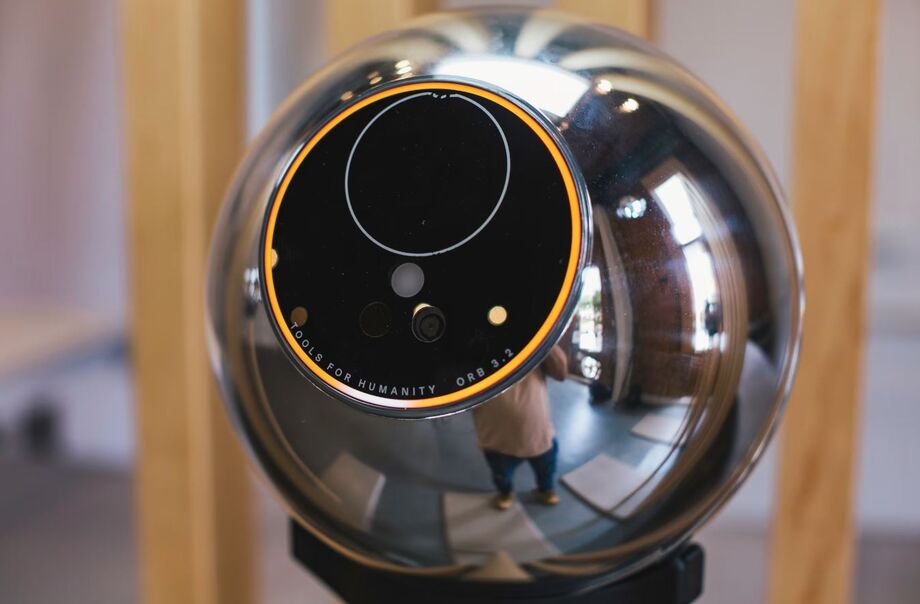 Orb, a câmera que registra imagem de alta resolução da íris dos usuários