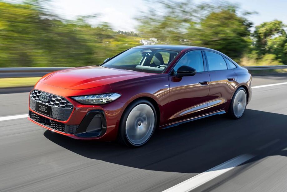 O sedã estreia no Brasil com preço sugerido de R$ 379.990 em versão única Performance S Edition, equipada com motor 2.0 TFSI turbo de 272 cv, 400 Nm de torque e tração integral quattro.