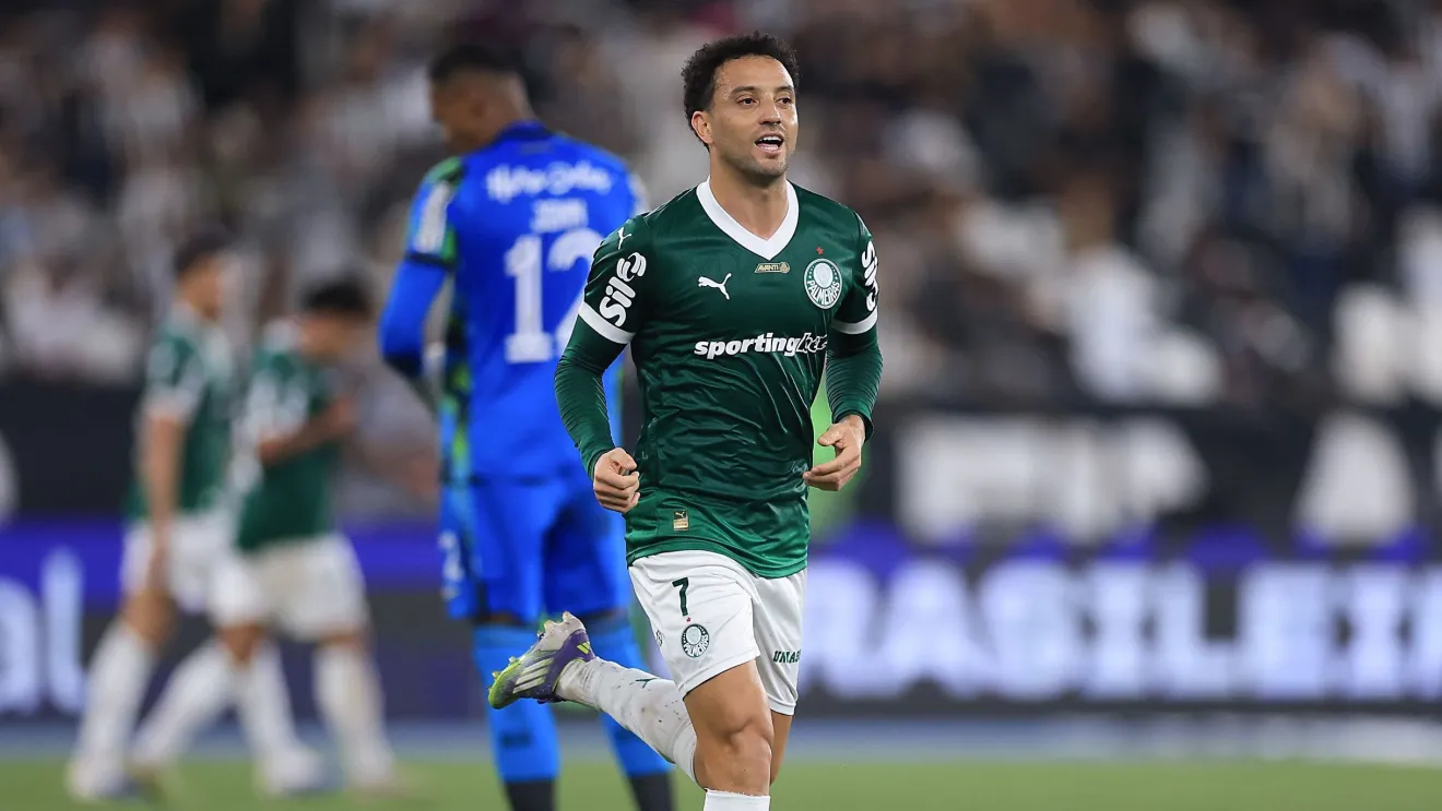 Felipe Anderson comemora gol contra o Botafogo