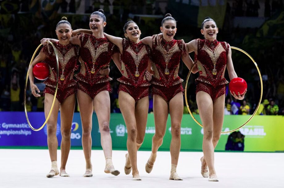Ginastas brasileiras se emocionam após inflamar a Arena Carioca 1 ao som de Evidências.