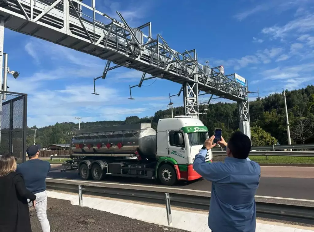Caminhã passa por cobrança de pedágio que tem tecnologia free flow