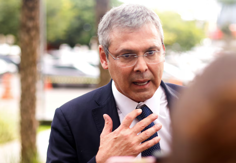 O líder do PT na Câmara, Lindbergh Farias (RJ), registrou uma ação cautelar para impedir restrições de serviços bancários a Alexandre de Moraes, do STF