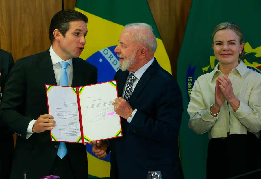 Lula e Hugo Motta durante reunião que tratou do projeto de lei que amplia isenção do Imposto de Renda; ao lado, a ministra Gleisi Hoffmann, da Secretaria de Relações Institucionais