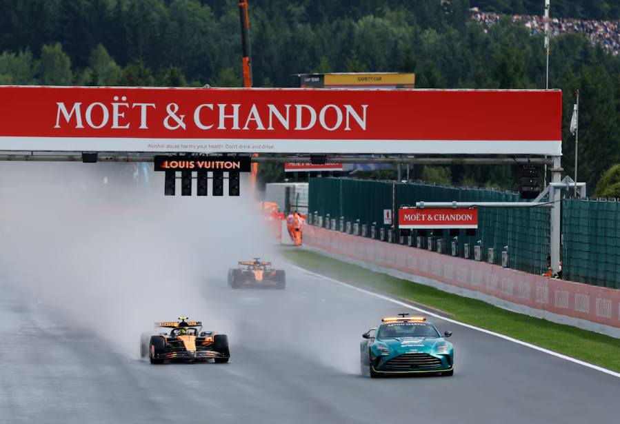 GP da Bélgica de F1 foi marcado por chuva e corrida teve início atrasado.