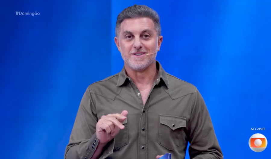 No Domingão com Huck, apresentador Luciano Huck recebe ex-participantes do Dança dos Famosos