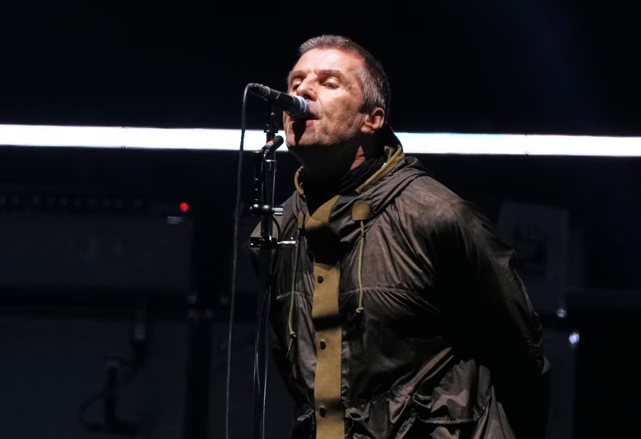 Liam Gallagher, do Oasis, no show de 4 de julho de 2025, em Cardiff. Homem de 40 anos morreu após queda em meio à multidão no estádio de Wembley, em Londres, durante show da banda no sábado, 2.