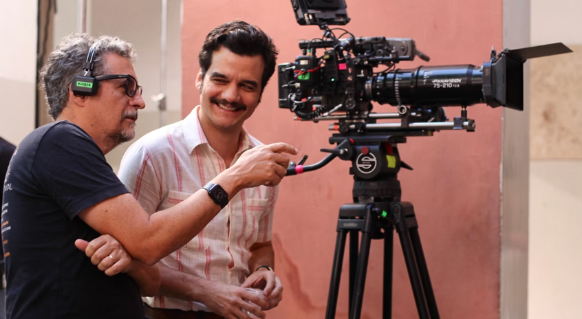 Kleber Mendonça Filho e Wagner Moura, durante as filmagens de O Agente Secreto