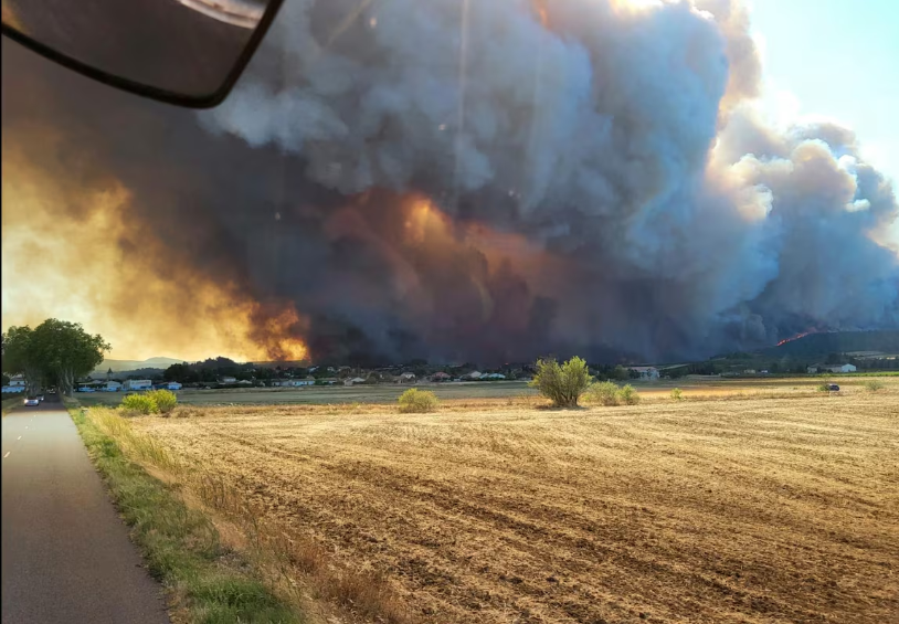 Incêndio florestal no maciço de Corbières, no sul da França, em 5 de agosto de 2025