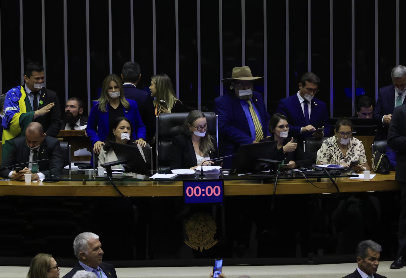 Deputados ocupam Mesa Diretora e fazem protesto com esparadrapo na boca