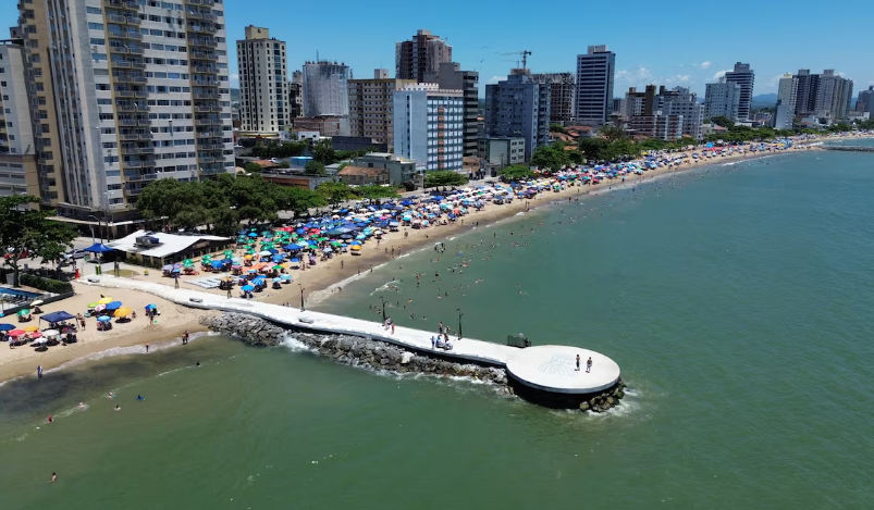 Praia no Balneário Piçarras, em Santa Catarina, vai passar pelo quarto alargamento da faixa de areia.