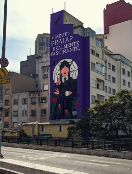 Arte de Wandinha, pintada em prédio perto do Minhocão, é alvo de multa por parte da Prefeitura de São Paulo.