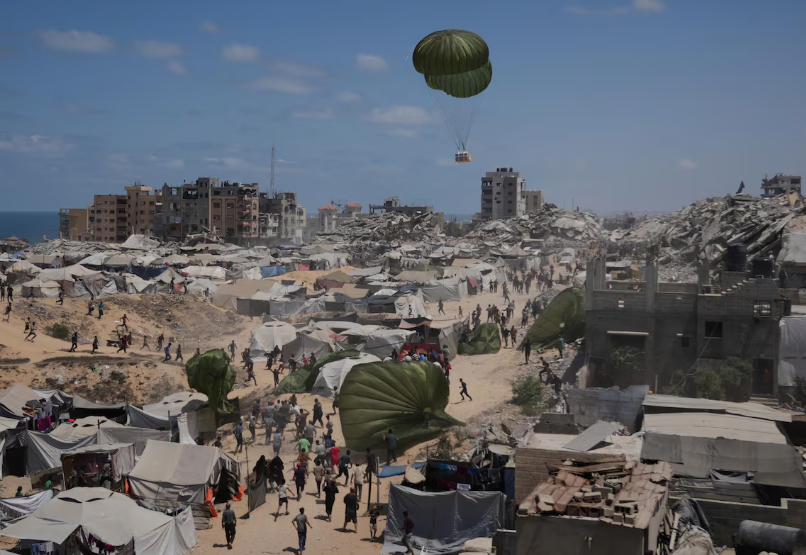 Palestinos correm para coletar ajuda humanitária lançada de paraquedas na Cidade de Gaza, no norte da Faixa de Gaza, em 7 de agosto de 2025.