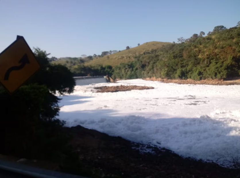 Já tem sido comum nessa época do ano a espuma tóxica cobrir o Rio Tietê, em Salto; problema tem piorado.