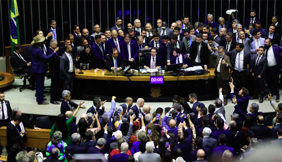O deputado Hugo Motta conseguiu retomar a cadeira da presidência da Câmara quase 2h depois do horário marcado para a sessão.