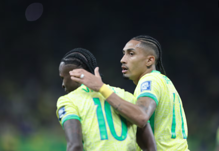 Vinicius Junior e Raphinha estão entre os brasileiros indicados à premiação de melhor jogador do mundo da Bola de Ouro.