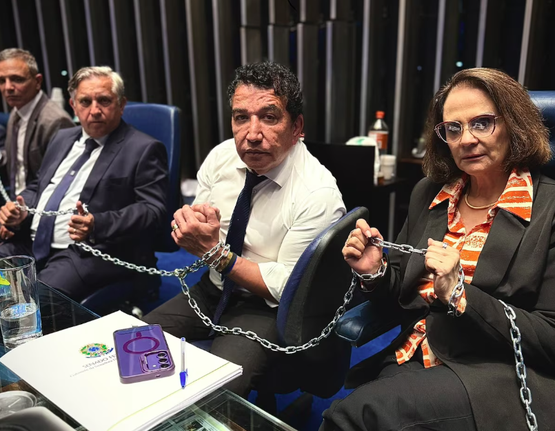 Senadores Izalci Lucas, Magno Malta e Damares Alves, acorrentados na Mesa Diretora do Senado.