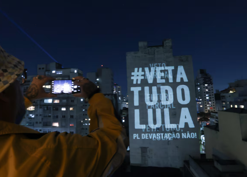 Projeção em prédio na região central de São Paulo pede que Lula vete integralmente o texto aprovado pelo Congresso da Lei do Licenciamento Ambiental.