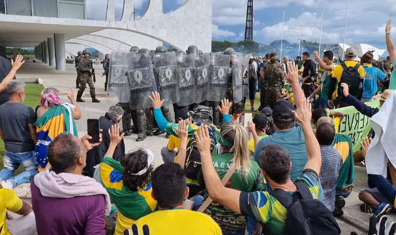 Cena do 8 de janeiro registrada no documentário 'No Céu da Pátria Nesse Instante', de Sandra Kogut