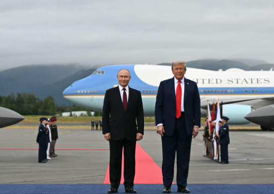 O presidente dos Estados Unidos, Donald Trump, posa para uma foto ao lado do presidente da Rússia, Vladimir Putin, antes da cúpula em Anchorage, Alasca Foto: Andrew Caballero-reynolds/AFP