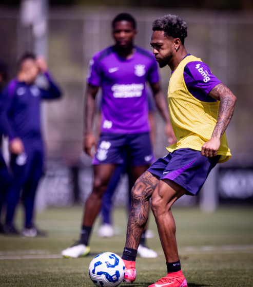 Martínez passou por cirurgia nesta terça-feira e será desfalque do Corinthians.