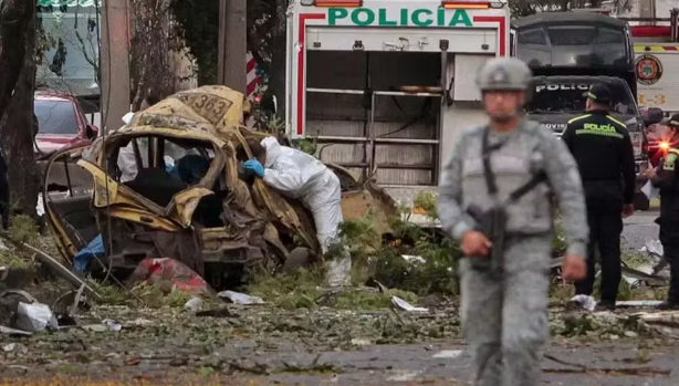 Restos de um veículo destruído pelas explosões de quinta-feira (21/08) em Cali, na Colômbia.