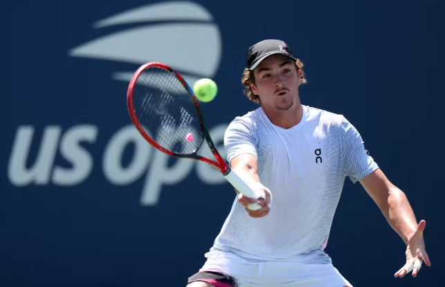 João Fonseca venceu Miomir Kecmanovic na estreia no US Open 2025