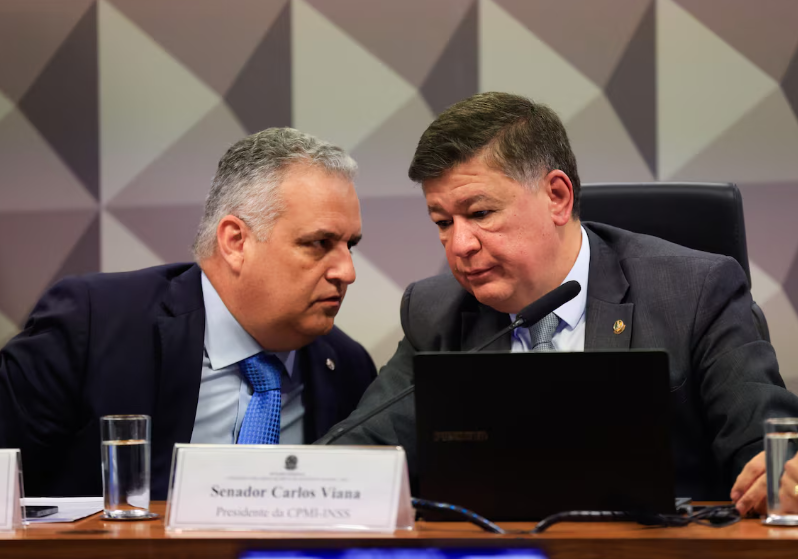 O relator da CPI do INSS, Alfredo Gaspar, conversa com o presidente do colegiado, Carlos Viana; primeiros requerimentos serão votados nesta terça-feira, 26.