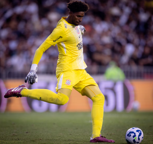Hugo Souza foi convocado por Carlo Ancelotti para duelos das Eliminatórias.