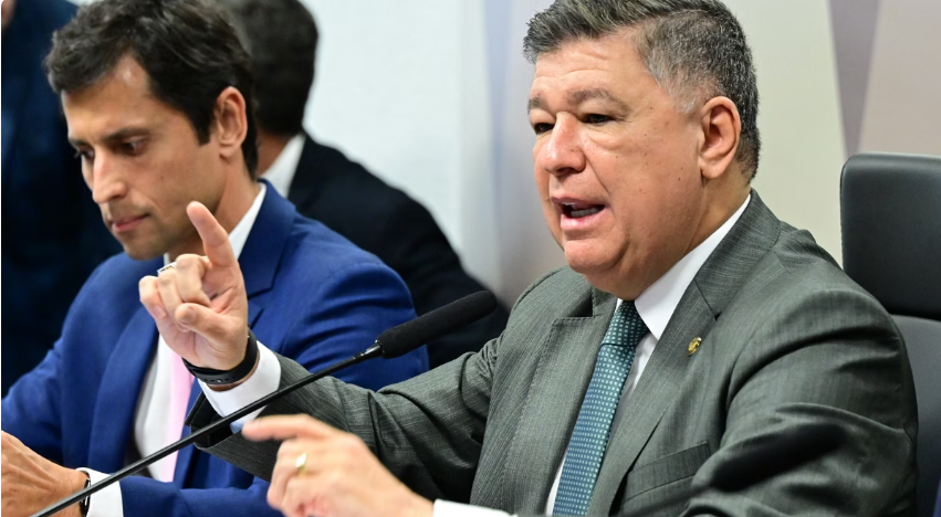 O presidente da CPMI do INSS, senador Carlos Viana (Podemos-MG), fez anúncio com ameaça de cassar credenciais de jornalistas