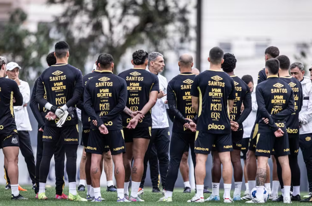 Vojvoda conversa com o elenco do Santos no treinamento desta quarta-feira