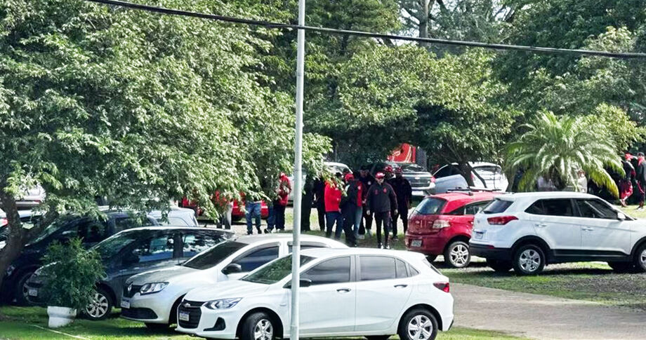 Torcedores da Guarda Popular conversam com dirigentes do Internacional em tom de cobrança pela má fase.