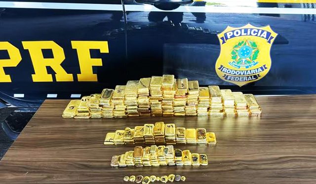 Mais de 100 barras de ouro maciço, totalizando 103 kg, foram encontrados dentro de uma caminhonete Hilux.