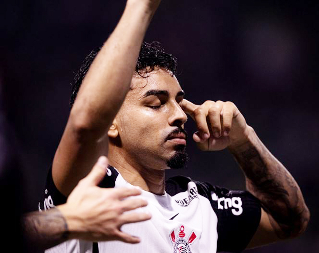 Matheus Bidu comemora gol do Corinthians no Allianz Parque.