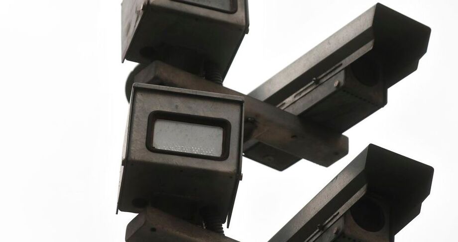 Radar eletrônico em rodovia federal: sistema de fiscalização está suspenso por falta de recursos, afetando a segurança nas estradas.