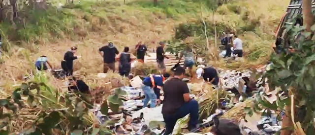 Carreta tombada na BR-163 espalha carga e gera tumulto; polícia investiga o caso de furto