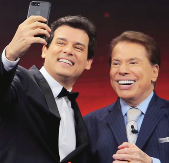 Celso Portiolli homenageia Silvio Santos durante o 'Domingo Legal'