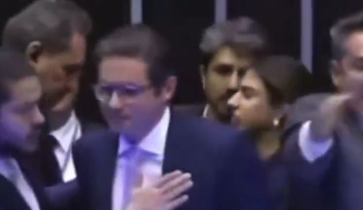 Confusão entre parlamentares durante protesto pela anistia vira disputa política nas redes; Camila nega agressão e denuncia campanha de ódio
