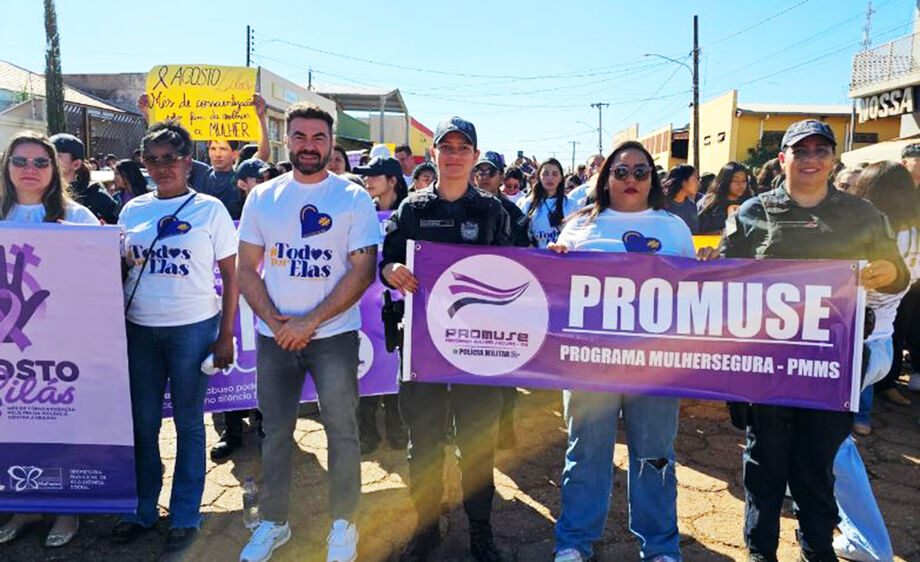 Participantes da caminhada Agosto Lilás e Pela Paz em Casa em Nioaque, mostrando apoio à luta contra a violência doméstica.