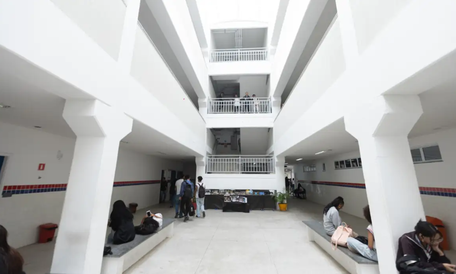 Escolas em tempo integral devem ter jornada mínima de 35 horas semanais