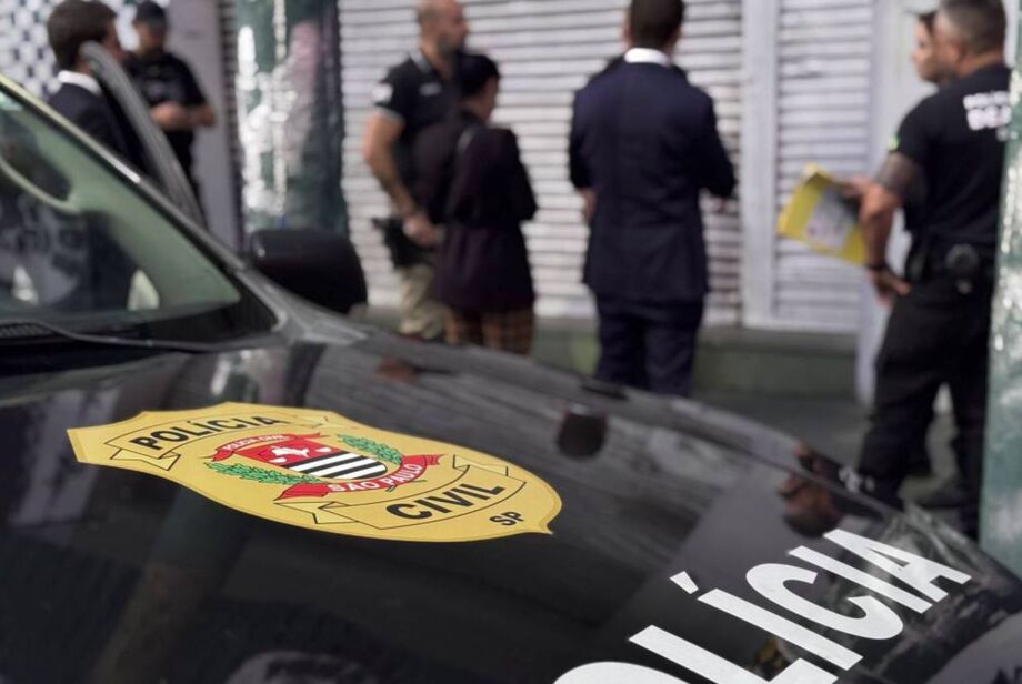 Policiais civis durante operação. Criminosos fazem arrastão em prédio em Moema, zona sul de SP.