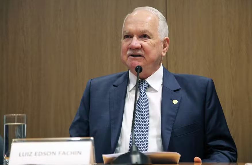 Edson Fachin criticou as sanções de Donald Trump a Alexandre de Moraes, chamando-as de interferência indevida. Ministros do STF se solidarizaram com Moraes e defenderam a soberania do Brasil.