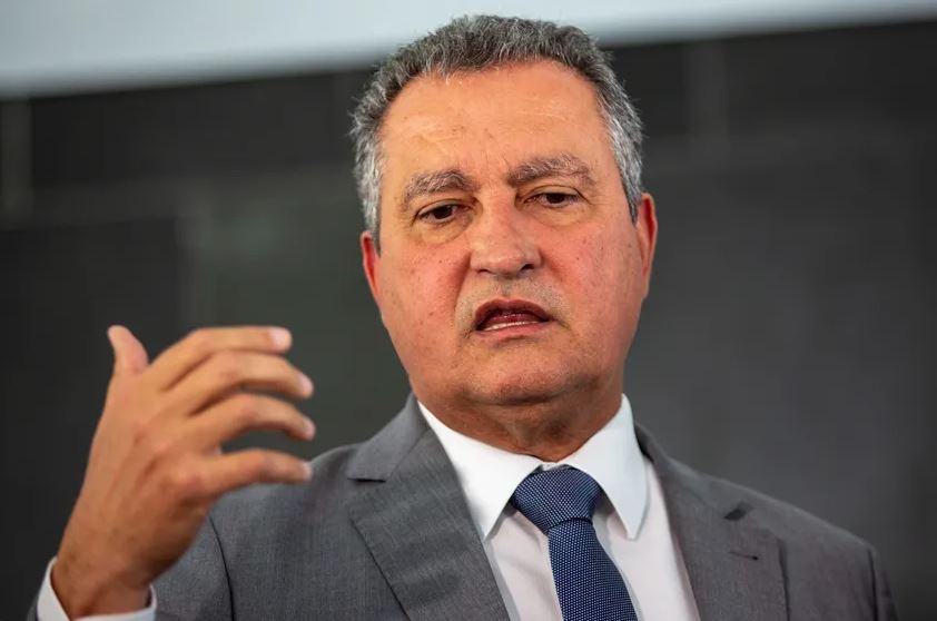 Rui Costa critica governo Bolsonaro em evento do Minha Casa, Minha Vida, destacando paralisação de obras e atrasos nas entregas.