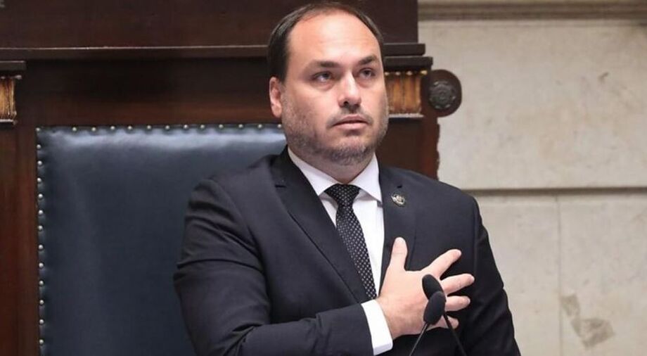 Carlos Bolsonaro afirma que não conseguiu visitar o pai por restrições impostas pelo STF.