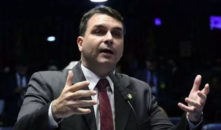 Flávio Bolsonaro vê a aprovação do projeto de anistia como um passo importante para sensibilizar o governo dos EUA sobre as sanções. A oposição segue pressionando o Senado por pautas como o impeachment de Moraes e o fim do foro privilegiado.