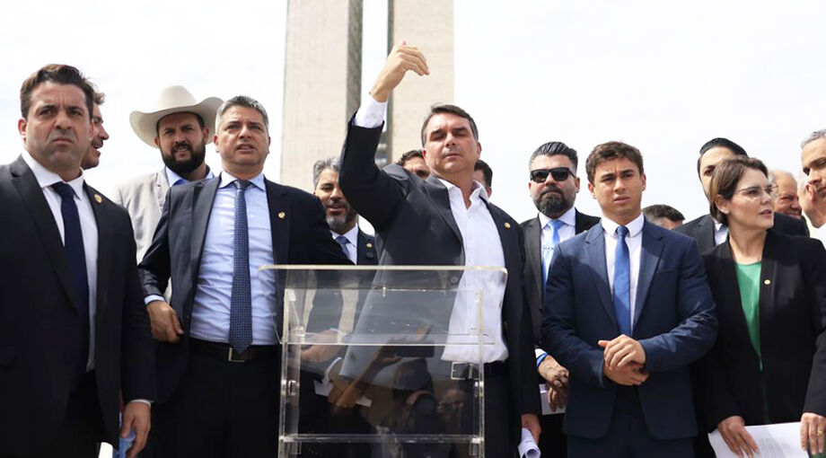 Flávio Bolsonaro e outros parlamentares da oposição falam sobre medidas após prisão domiciliar de Jair Bolsonaro